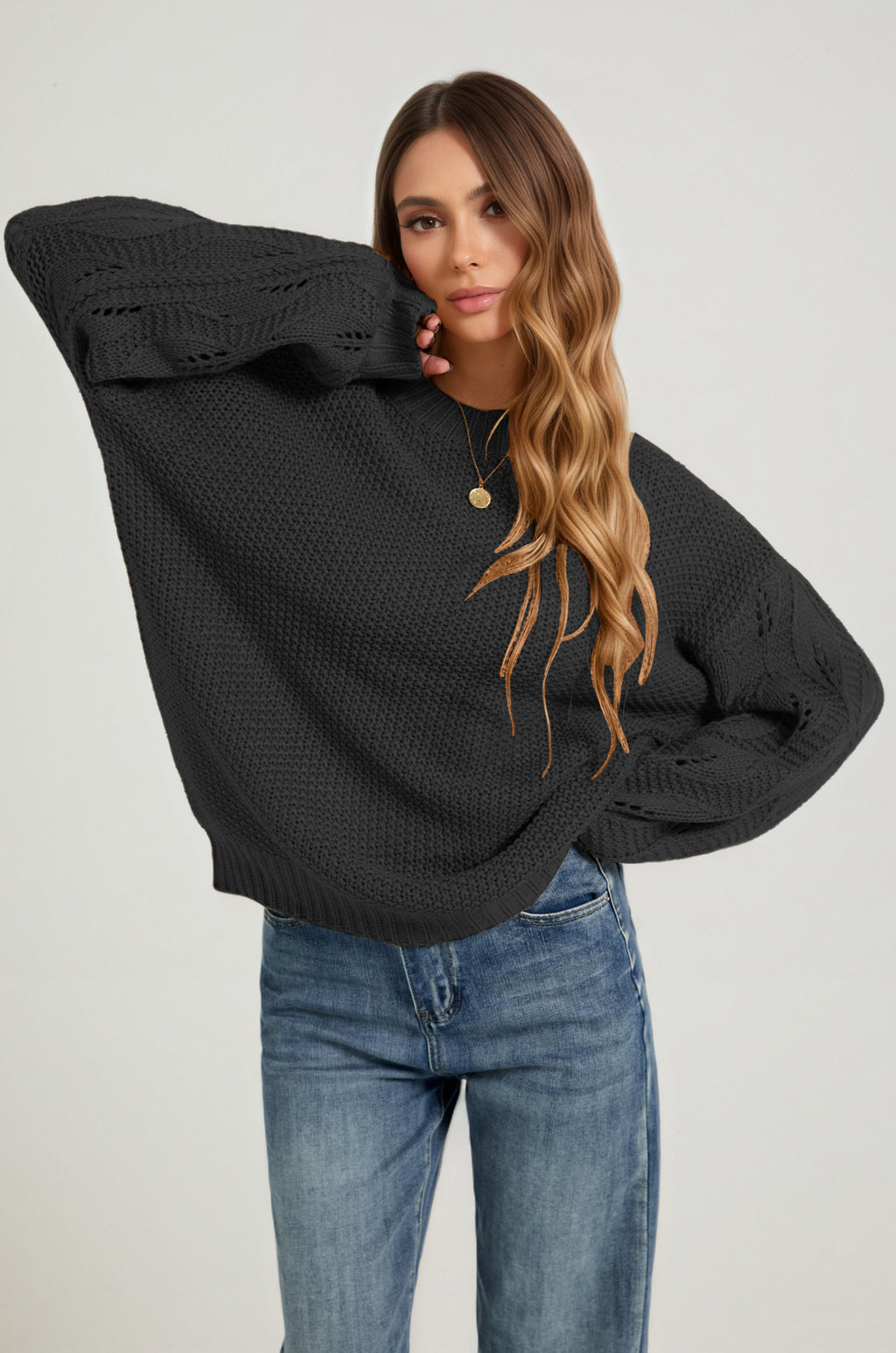 Pull en maille texturée noir, manches ajourées
