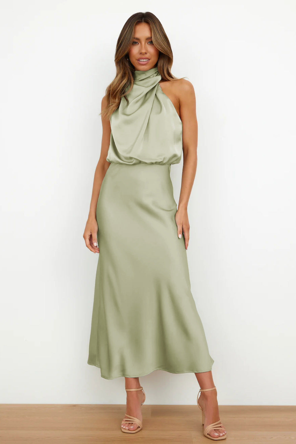 Robe midi en satin sans manches – vue 5