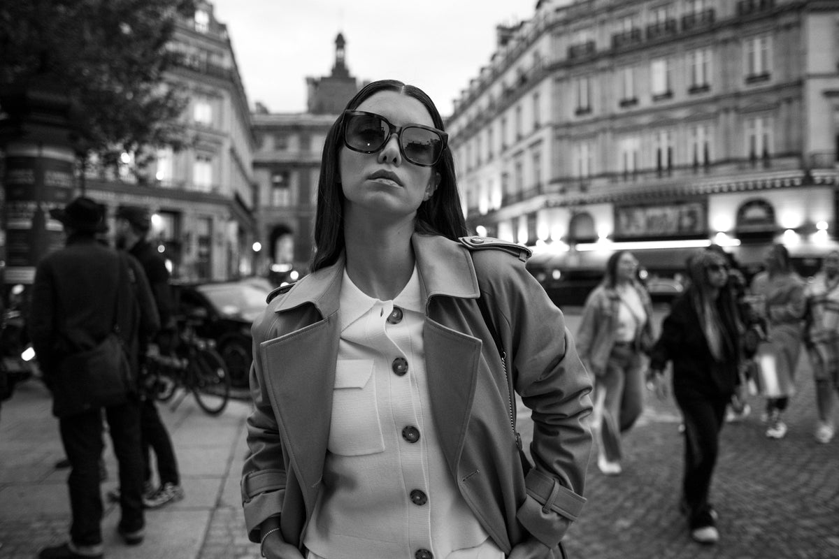 Femme en trench dans une rue de Paris
